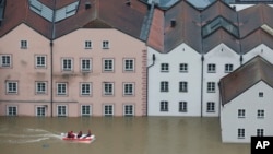 Đường phố bị ngập lụt ở trung tâm Passau, miền nam nước Đức. 