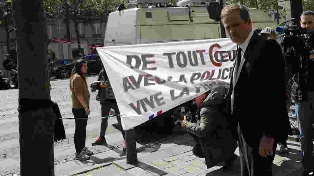 Le candidat à la présidentielle française Nicolas Dupont-Aignan rend hommage au policier qui a été tué à Paris, le 21 avril 2017.