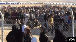 As the fight to win back Mosul from IS militants draws closer to Mosul's city center, families from surrounding villages are fleeing as IS throws mortars into Iraqi Army held territories, Nov. 3, 2016, at the Khazir camp in Kurdish Iraq. (H.Murdock/VOA)