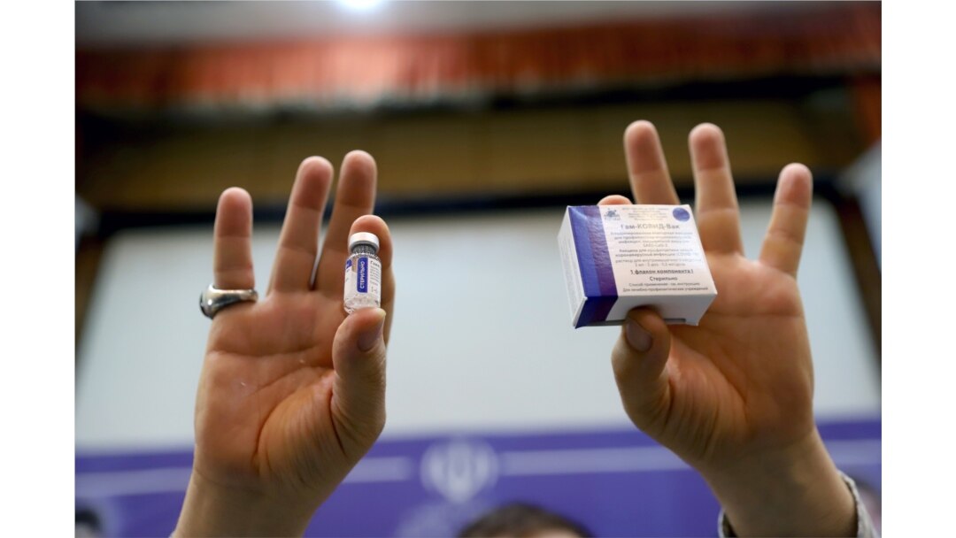 Seorang pejabat kesehatan menunjukkan vial dan kotak vaksin COVID-19 "Sputnik V" dari Rusia, di Rumah Sakit Imam Khomeini, Teheran, Iran, 9 Februari 2021.