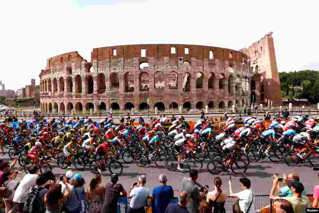 이탈리아의 대표적인 사이클대회 &#39;지로드이탈리아&#39; 마지막 구간 경기가 펼쳐진 로마에서 선두권 선수들이 콜로세움을 지나고 있다.