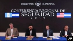 Desde la izquierda, el secretario de Seguridad guatemalteco Enrique Dagenhart, el salvadoreño Rogelio Rivas, el interino estadounidense Kevin McAleenan y el hondureño Julián Pacheco ofrecen una conferencia de prensa conjunta en Antiguo Cuscatlán, El Salvador, el jueves.