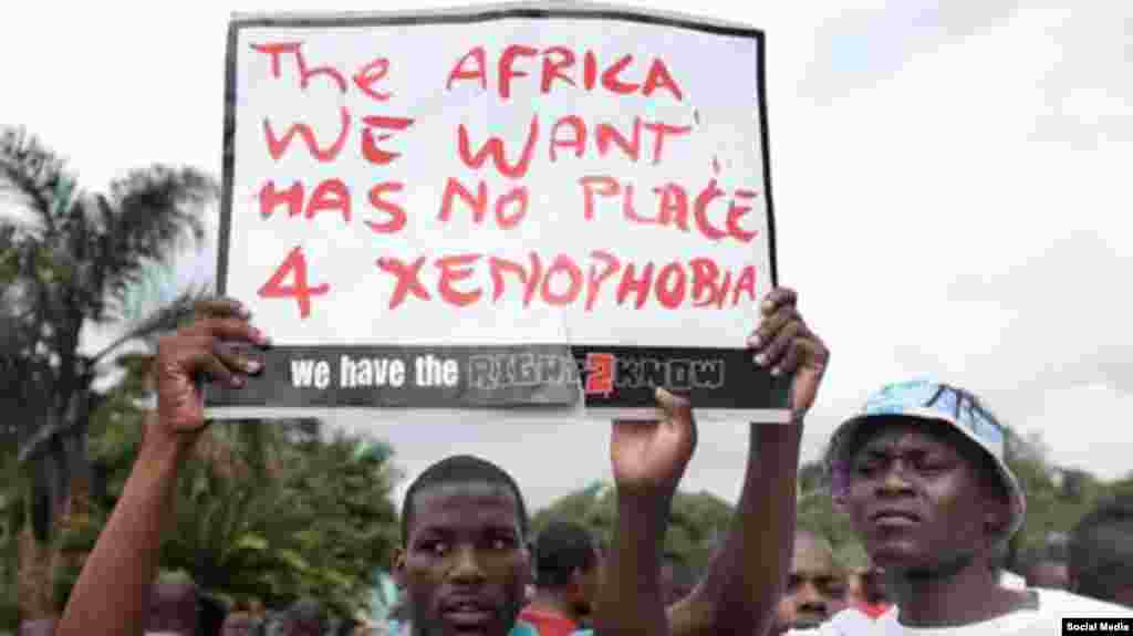 Grupo protestando a violência com uma placa dizendo &quot;A África que queremos não tem espaço para xenofobia&quot;.