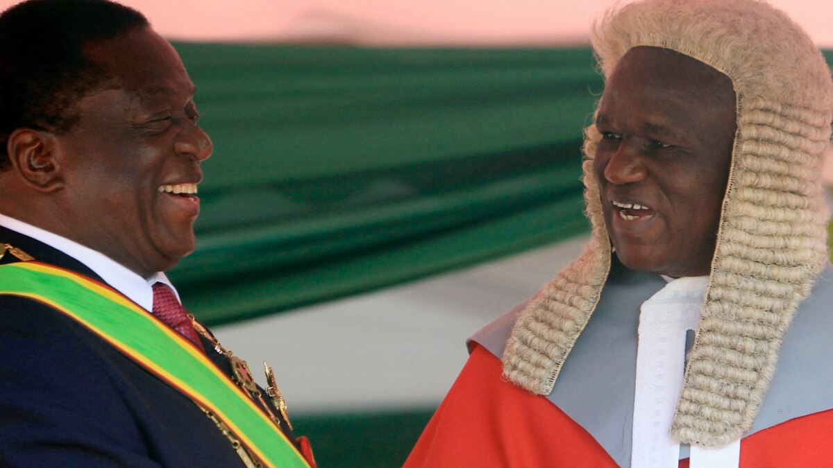 Photo of Právnici, ktorí sa snažia zvrhnúť predsedu súdu Malabu na zasadnutí súdu v Zimbabwe
