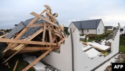 Sebuah rumah hancur akibat diterjang badai Aurore, di Plozevet, Prancis barat, 21 Oktober 2021. (Foto oleh Fred TANNEAU / AFP)