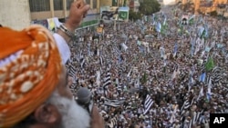 Fazlurahman, the leader of Jamiat Ulema-e-Islam, delivers a speech to supporters of Pakistani religious parties during a rally to protest attempts to modify blasphemy laws, Karachi, Pakistan, Jan 9, 2011.