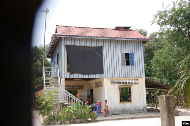 A villager’s house in Svay Rieng's Bati commune, whose owner uses solar power amid the the shortage of electricity​, June 17, 2017. (Sun Narin/VOA Khmer)