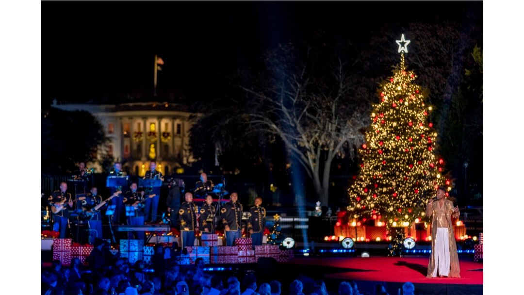 Penyalaan lampu Pohon Natal Nasional di Ellipse dekat Gedung Putih, Washington, Kamis, 2 Desember 2021. (AP/Andrew Harnik)
