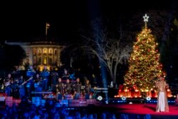 Penyalaan lampu Pohon Natal Nasional di Ellipse dekat Gedung Putih, Washington, Kamis, 2 Desember 2021. (AP/Andrew Harnik)