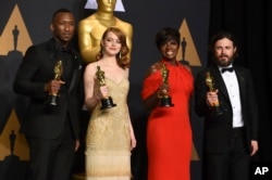 Mahershala Ali, winner of the award for best actor in a supporting role for "Moonlight", from left, Emma Stone, winner of the award for best actress in a leading role for "La La Land", Viola Davis, winner of the award for best actress in a supporting role