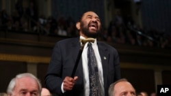 El representante demócrata de Texas, Al Green, grita en el discurso del presidente Donald Trump ante una sesión conjunta del Congreso en el Capitolio, en Washington, el martes 4 de marzo de 2025. (Win McNamee/Pool Foto vía AP).