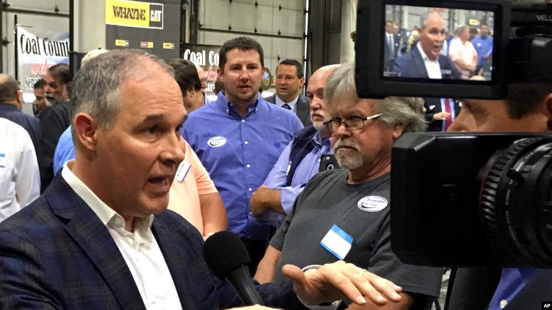 Administrator Badan Perlindungan Lingkungan Hidup (EPA), Scott Pruitt, berbicara pada seorang reporter setelah berbicara di Whayne Supply di Hazard, Kentucky, 9 Oktober 2017 (foto: AP Photo/Adam Beam)