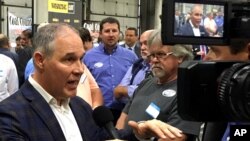 Administrator Badan Perlindungan Lingkungan Hidup (EPA), Scott Pruitt, berbicara pada seorang reporter setelah berbicara di Whayne Supply di Hazard, Kentucky, 9 Oktober 2017 (foto: AP Photo/Adam Beam)