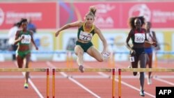 La sudafricana Wenda Nel, corre en los 400 metros de obstáculos durante los campeonatos de la Confederación Africana de Atletismo, en junio del 2016.