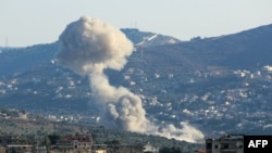 Asap membubung di lokasi serangan udara Israel di Desa Kfar Kila, di selatan Lebanon, Selasa, 6 Agustus 2024. (Foto: Rabih Daher/AFP)