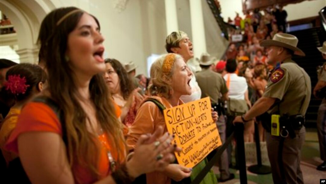 Aktivis hak-hak aborsi menyuarakan protes mereka terhadap aturan pembatasan pengguguran kandungan di gedung Capitol, Texas. (Foto: Dok)