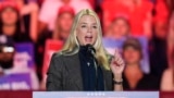 ARCHIVO - La exfiscal general de Florida, Pam Bondi, habla ante el candidato presidencial republicano, el ex presidente Donald Trump, en un mitin de campaña en el First Horizon Coliseum, el 2 de noviembre de 2024, en Greensboro, Carolina del Norte.