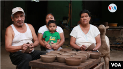 Una familia de artesanos nicaragüenses trabajando en diciembre. Foto Houston Castillo, VOA.