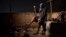 Un chef de gang dans un bidonville de Rio de Janeiro, le 6 juillet 2016. (AP Photo/Felipe Dana)