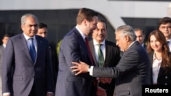 مقام‌های پاکستانی در حال بدرقه معاون رئیس‌جمهور آمریکا پس از شکست مذاکرات اسلام‌آباد