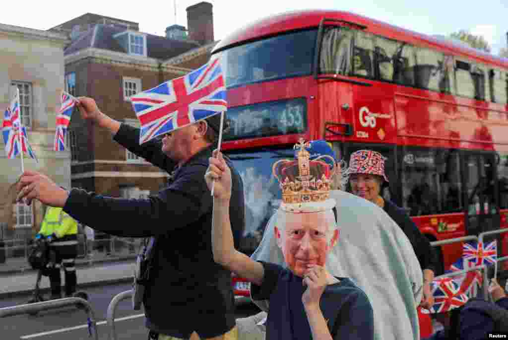 El rey y la reina consorte, Camilla, viajarán a la ceremonia en el autobús estatal Diamond Jubilee.