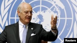 Utusan PBB untuk Suriah Staffan de Mistura berbicara di Jenewa, Swiss, Kamis (28/4).