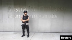 Seorang polisi berjaga di luar pintu masuk gedung Kedutaan Besar Australia yang baru di Jakarta, 21 Maret 2016. 