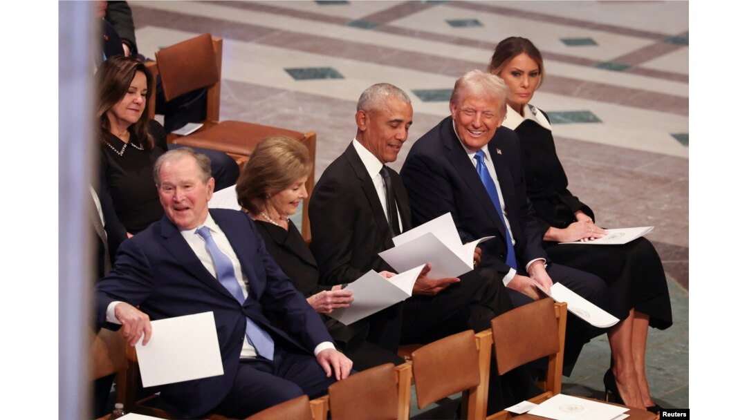 Georg Bush mlađi sa suprugom, Barack Obama i Donald Trump sa suprugom na komemoraciji za Jimmyja Cartera u Nacionalnoj katedrali u Washingtonu, 9. januar 2025. (REUTERS/Brendan McDermid)