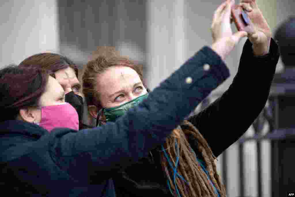 Personas se toman una selfie despu&#233;s de recibir ceniza luego de la misa del Mi&#233;rcoles de Ceniza en la Catedral de St. Louis el 17 de febrero de 2021 en Nueva Orleans, Louisiana.