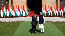 Presiden Prabowo Subianto dan Perdana Menteri India Narendra Modi berjabat tangan menjelang pertemuan mereka di Hyderabad House di New Delhi, India, 25 Januari 2025. (Foto: Altaf Hussain/Reuters)