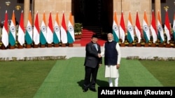 Presiden Prabowo Subianto dan Perdana Menteri India Narendra Modi berjabat tangan menjelang pertemuan mereka di Hyderabad House di New Delhi, India, 25 Januari 2025. (Foto: Altaf Hussain/Reuters)