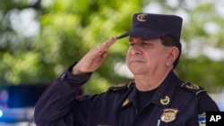 El director de la Policía Nacional de El Salvador, Mauricio Arriaza, saluda durante la ceremonia de lanzamiento de la nueva patrulla fronteriza en la frontera con Guatemala en La Hachadura, El Salvador, el 12 de septiembre de 2019. 