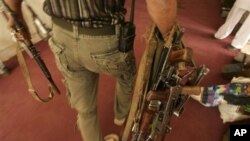 پـۆلیسێـکی ئه‌فغانی کۆمه‌ڵه‌ چه‌کێـکی به‌ده‌سـته‌وه‌یه‌ که‌ هی کۆمپانیایه‌کی ئاسایشی بووه‌ له‌ ناوچه‌ی هیراتی ڕۆژئاوای کابول هه‌ڵوه‌شـاوه‌ته‌وه‌، شه‌ممه‌ 2 ی ده‌ی 2010