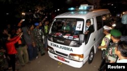 Ambulans yang membawa peti jenazah terpidana hukuman mati di Nusakambangan. (Foto: Dok)