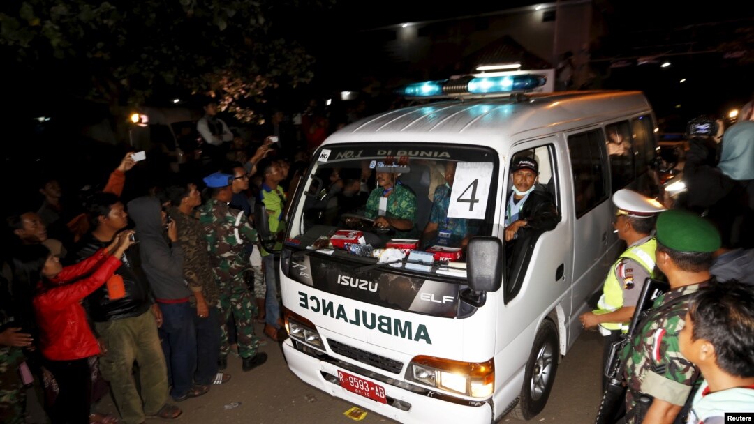 Imodoka ya Ambulance itwaye umurambo w'umwe mu bantu bishwe, tariki 29 y'ukwezi kwa kane 2015