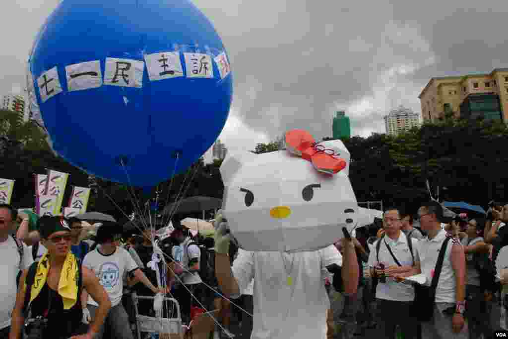 香港網民團體以卡通人物Hello Kitty，諷刺新任香港特首梁振英隱瞞家中違建