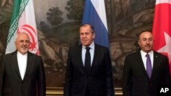 Menteri Luar Negeri Rusia Sergey Lavrov (tengah), Menteri Luar Negeri Turki Mevlut Cavusoglu (kanan), dan Menteri Luar Negeri Iran Mohammad Javad Zarif dalam pertemuan di Moskow, Rusia, Sabtu, 28 April 2018.