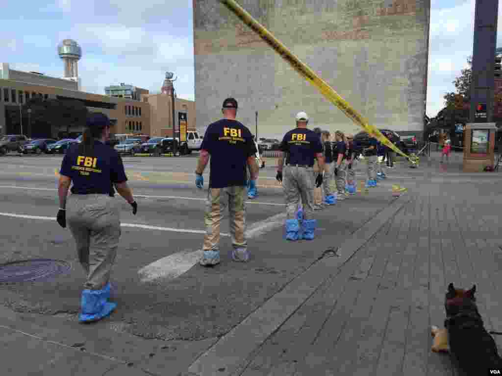 FBI inspecciona el área de ataque. En total, entre 1995 y 2016, 105 policías fueron asesinados en el cumplimiento de su labor en Texas, según datos del FBI.
