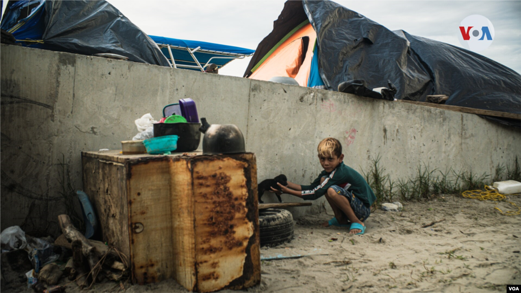 Las precarias condiciones de muchas familias les han obligado a dormir en improvisados campamentos en la playa. Algunos ni&#241;os muestran se&#241;ales de desnutrici&#243;n, pero sus familias no pueden pagar una consulta m&#233;dica.