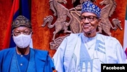 Shugaba Buhari (dama), Lai Mohammed (hagu) (Facebook/Fed. Min. of Information)