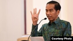 Presiden Joko Widodo memberikan keterangan kepada media di Jakarta (foto: Biro Setpres RI).