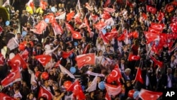 Pristalice Republikanske narodne partije, ili CHP, okupljaju se ispred gradske vijećnice u Ankari, u nedjelju, 31. marta 2024.