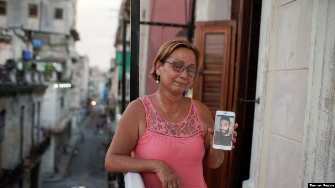 Raisa González muestra una foto de su hijo Angelo Troya González, un artista sancionado tras las protestas, en La Habana, Cuba, el 20 de julio de 2021. 