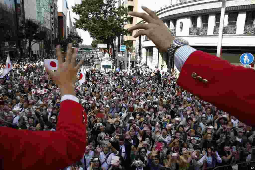 Atlet-atlet Jepag peraih medali Olimpiade Musim Panas di Rio de Janeiro melambaikan tangan dari bus kepada penonton yang bersorak-sorai di sebuah parade di distrik Ginza Tokyo.&nbsp; Tokyo akan menjadi tuan rumah Olimpiade dan Paralimpik 2020.