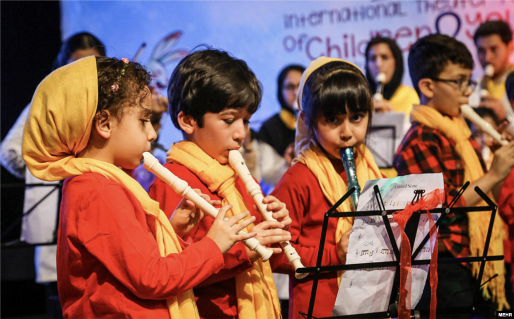 افتتاحیه بیست و چهارمین جشنواره بین المللی تئاتر کودک و نوجوان در همدان