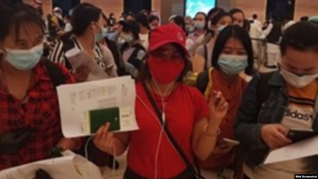 Bà Đinh Thị Ca (áo đỏ, nón đỏ ở giữa) chuẩn bị lên máy bay hồi hương, thủ đô Riyadh, Ả Rập Xê Út, ngày 03/09/2021 (Ảnh của người lao động hồi hương via Camsa International)