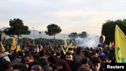 Hizbullah yanlıları havalimanı yakınlarında protesto gösterisi düzenledi.