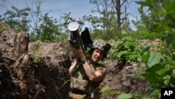 Seorang prajurit Ukraina membawa peluncur rudal pertahanan udara Stinger AS di parit garis depan di wilayah Zaporizhzhia, Ukraina, Selasa, 28 Mei 2024. (AP/Andriy Andriyenko)