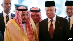 Raja Arab Saudi Salman (kiri) bersama PM Malaysia Najib Razak setelah upacara penyambutan dalam kunjungan di Kuala Lumpur, Malaysia, Minggu (26/2). Raja Salman melawat ke Indonesia mulai hari Rabu (1/3) ini. 