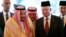 Raja Arab Saudi Salman (kiri) bersama PM Malaysia Najib Razak setelah upacara penyambutan dalam kunjungan di Kuala Lumpur, Malaysia, Minggu (26/2). Raja Salman melawat ke Indonesia mulai hari Rabu (1/3) ini. 